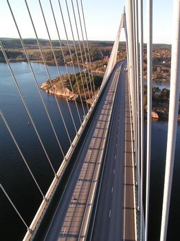 Uddevalla-Brückeaufgenommen durch Höhenarbeiter während der Befahrung eines Seiles: Uddevalla-Brücke aufgenommen durch Höhenarbeiter während der Befahrung eines Seiles