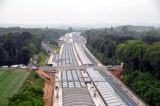 Nach rund 15 Jahren Planungs- und Bauzeit soll sie Ende 2012 fertig sein: Die 1,5 Kilometer lange Lärmschutzeinhausung der A1 bei Köln-Lövenich