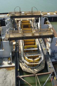 Donaubrücke Traismauer - Pfeilerelement unter Auftrieb mit beidseitigen Versorgungsschiffen