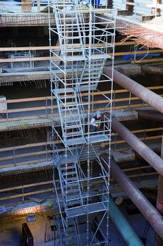 Der sichere Zugang zur Baugrube erfolgt über einen Modex-Treppenturm