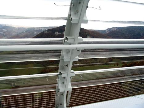 Viaduc de Millau - I-SYS Edelstahl-Seilkonfektionen, mit Außengewindeterminal verpresst, welche dort als horizontale Zwischenseile und Sicherungsseile an den äußeren Windbrechungsmanschetten entlang der Brücke eingebaut sind
