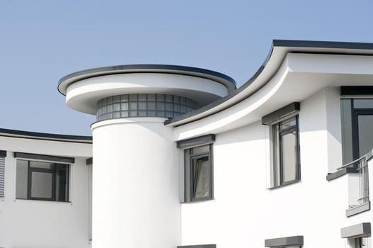 Eine reduzierte Linienführung bei der Dachrandausführung unterstützt die architektonische Gestaltung
