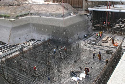Die fünf Meter dicke Sohle der Schleusenkammer wird in drei Lagen aus einem Beton der Druckfestigkeitsklasse C20/25 hergestellt. Ein Zement CEM III/A 32,5 N –LH/NA verringert die Hydratationswärmeentwicklung in dem massigen Bauteil