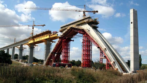 Der Brückenüberbau wurde mit Hilfe eines 770 t schweren Vorschubgerüstes erstellt