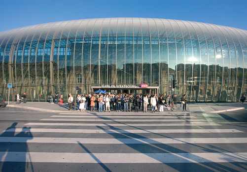 Das neue Bahnhofsgebäude in Strasburg ist 120 m lang, 25 m hoch und 20 m breit