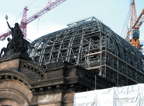 Baustelle des Dresdner Hauptbahnhofs im Februar 2006: Die nach dem Krieg mit Holz und Schiefer eingedeckte Kuppel erhält wieder ihren ursprünglichen Charakter einer Glaskuppe, links im Bild die Saxonia-Statue