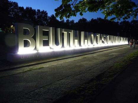 Name der Beuth Hochschule für Technik als Sichtbeton-Kunstwerk