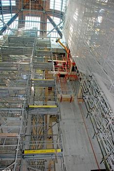 The cupola rests on a new, circumferential concrete beam with the low edge at a height of 23.80 m, supported on scaffolding towers