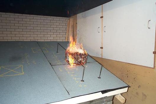 BU: Brandprüfung im Prüfstand bei 15° Dachneigung