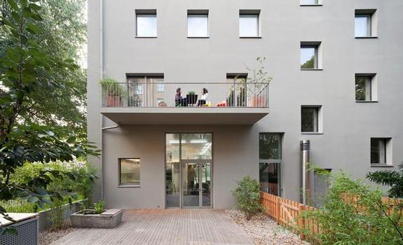 Gartenseite: Frei auskragende Balkone thermisch entkoppelt mit Passivhaus-zertifizierten Isokorb-Typen von Schöck