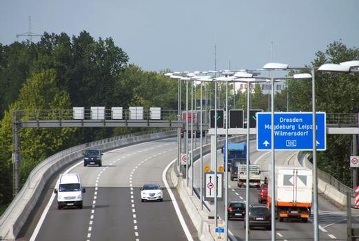 Nach der Instandsetzung: Der Verkehr fließt wieder sicher und störungsfrei über die Berliner Autobahn 100