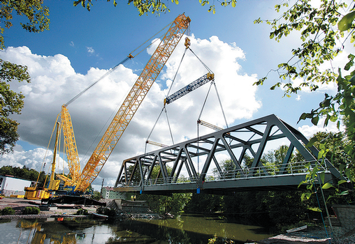 Die neue, 320 t schwere Eisenbahnbrücke über den Fluß Nyköpingsån in Schweden wurde mit einem Gittermastkran CC6800 eingehoben