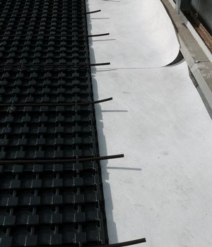 Die Tropfschläuche haben auf dieser Dachfläche einen Abstand von 50 cm und werden im Folgenden mit Versorgungs- und Spülleitungen sowie mit dem Bewässerungs-Manager verbunden