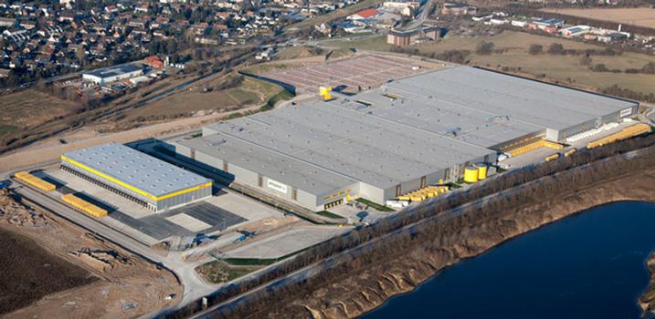 über 100.000 m² Flachdach-Dämmplatten wurden beim Distributionszentrum in Rheinberg verlegt. Die Verlegeleistung betrug 6.000 bis 8.000 m² pro Woche