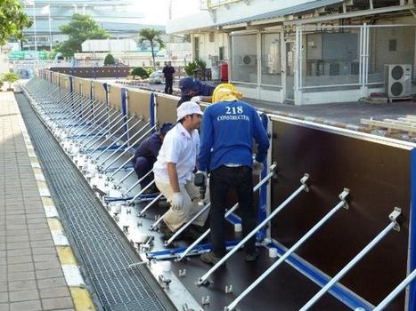 Hochwasser 2011 in Bangkok/Thailand: Sicherung von Geschäfts- und Wohnvierteln mit AquaFence
