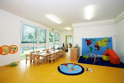 Viel Platz, große Fenster, freundliche Farben und eine kindgerechte Einrichtung motivieren zum Lernen und Entdecken