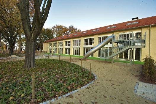 Das Ludwigsburger Büro MW Architekten entwickelte für den Altbau von 1937 ein behutsames Sanierungs- und Neubaukonzept: Die denkmalgeschützte Halle besteht aus Ziegelmauerwerk und einem sichtbaren Holz-Fachwerkrahmen