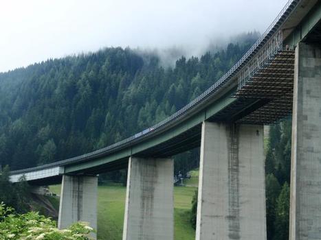 Die Teupe – Söhne Gerüstbau GmbH erhielt, über ihre österreichische Betriebsstätte, den Auftrag für die komplette Einrüstung der Autobahnbrücke zur Durchführung schwerer Korrosionsschutzarbeiten