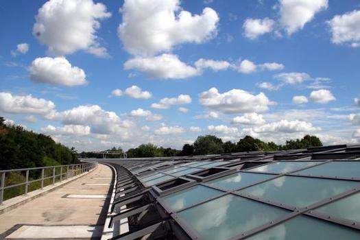 Ein rund 30.000 qm großes Stahl-Glas-Dach sorgt für Tageslicht – und stellte die Planer und Verarbeiter bei der Verlegung der zweieinhalb Tonnen schweren Fensterelemente vor ganz neue Herausforderungen