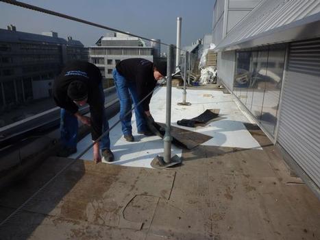 Die alte Abdichtung aus PVC-Dachbahnen wird in handliche Stücke zerschnitten und dem Recyclingsystem zugeführt