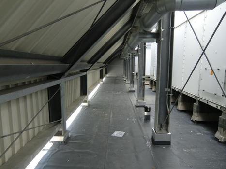 Die neue Abdichtung aus ALKORTEC wurde fertig verlegt und die Dachfläche wird für die Flutung vorbereitet
