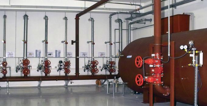 Herzstück des technischen Brandschutzes: Die Sprinklerzentrale mit dem Druckluftwasserbehälter (rechts im Bild)
