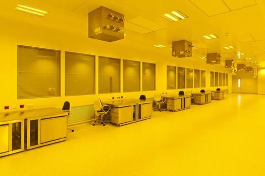 Reinraumbereich der Klasse 6: Photolithographische Strukturierungsschritte erfordern den Einsatz von Gelblicht