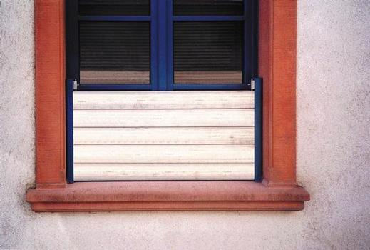 Nahezu jede Gebäudeöffnung kann mit WP WASTO wirkungsvoll verschlossen werden - ob Tür- oder Fensterlaibung: das System fügt sich harmonisch in das Erscheinungsbild ein