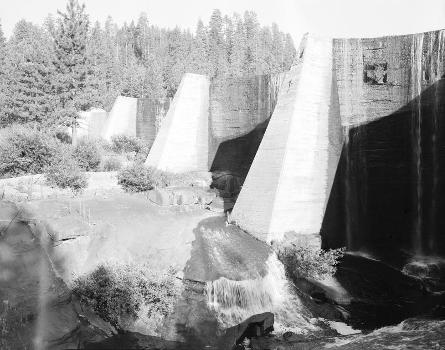Hume Lake Dam. (HAER, CAL,10-HUME,1-7)