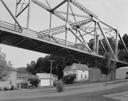 Black Hawk Bridge, Lansing, Iowa (HAER, IOWA,3-LANS,1-10)