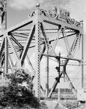 DETAIL, SOUTHEAST PORTAL, VIEW TO NORTH - Cape Cod Canal Lift Bridge, Spanning Cape Cod Canal, Buzzards Bay, Barnstable County, MA (HAER MASS,1-BUZBA,1–8)