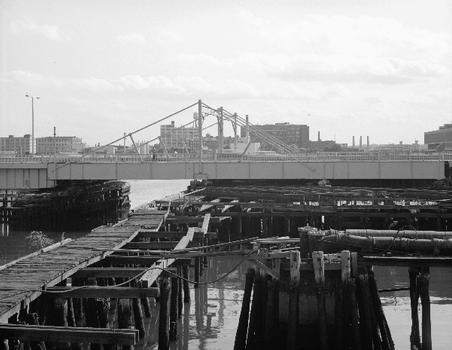 DRAW SPAN OF SUMMER STREET BRIDGE. WHEELS ARE VISIBLE BENEATH SPAN AT CENTER. - Summer Street Retractile Bridge, Spanning Fort Point Channel at Summer Street, Boston, Suffolk County, MA (HAER MASS,13-BOST,87–2)