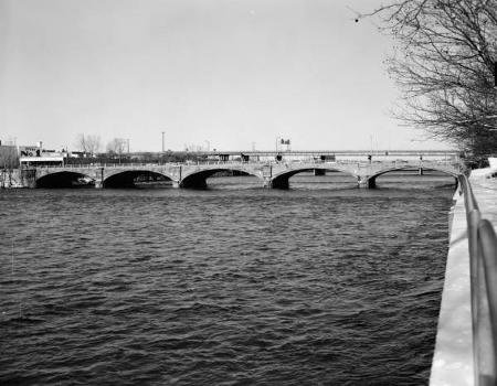Bridge Street Bridge, Grand Rapids. (HAER, MICH,41-GRARA,10-2)