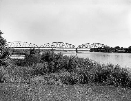 Liberty Memorial Bridge, Bismarck, North Dakota. (HAER, ND,8-BISMA,2-2)