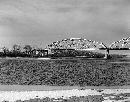 Liberty Memorial Bridge, Bismarck, North Dakota. (HAER, ND,8-BISMA,2-7)