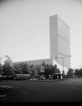 United Nations Plaza: Sekretariat und Vollversammlung.
(HABS, NY,31-NEYO,151-4)