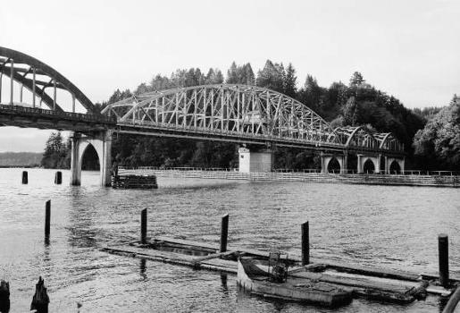 Umpqua River Bridge. (HAER, ORE,10-REPO,1-9)