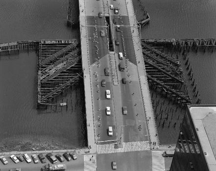 View southeast, serial, showing draw span. - Summer Street Retractile Bridge, Spanning Fort Point Channel at Summer Street, Boston, Suffolk County, MA (HAER MASS,13-BOST,87–6)