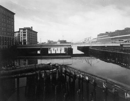 View southwest, northeast side of elevation. - Summer Street Retractile Bridge, Spanning Fort Point Channel at Summer Street, Boston, Suffolk County, MA (HAER MASS,13-BOST,87–10)