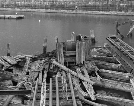 Detail, winch drum, housing and support remains. - Summer Street Retractile Bridge, Spanning Fort Point Channel at Summer Street, Boston, Suffolk County, MA (HAER MASS,13-BOST,87–22)