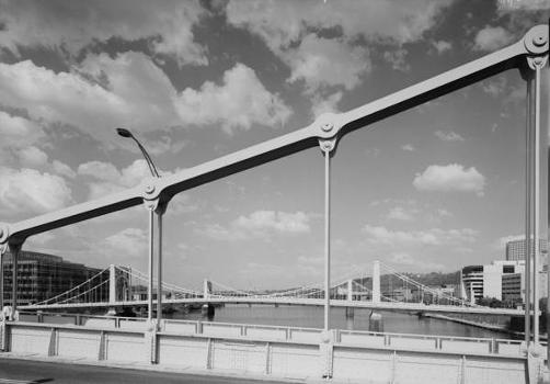 Sixth Street Bridge: Sixth Street Bridge mit Seventh und Ninth Street Bridges im Hintergrund, Pittsburgh, Pennsylvania (HAER, PA,2-PITBU,78A-5)