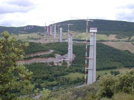 Millau-Viadukt im Bau – Quelle: Unbekannt