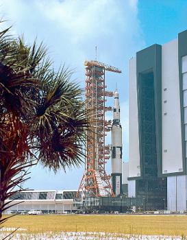 Apollo Saturn V 500F Facilities Test Vehicle sortant du VAB.