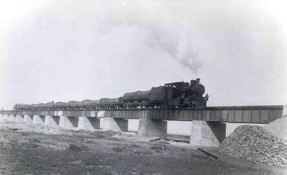 Pont-rail sur le Swakop.(Archives nationaux de Namibie)