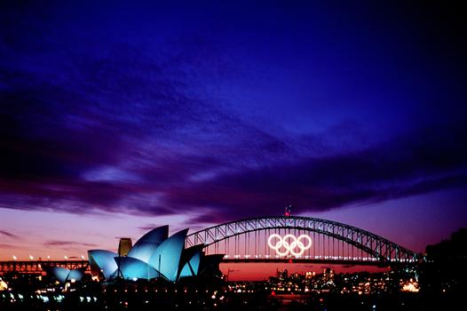 Opéra de Sydney devant le pont décoré pour les jeux olympiques