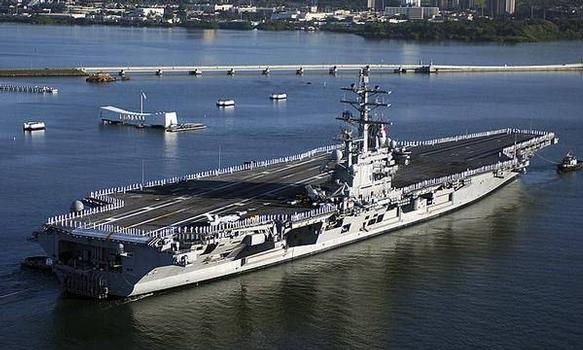 L'USS Ronald Reagan devant le pont Admiral Clarey à Pearl Harbor