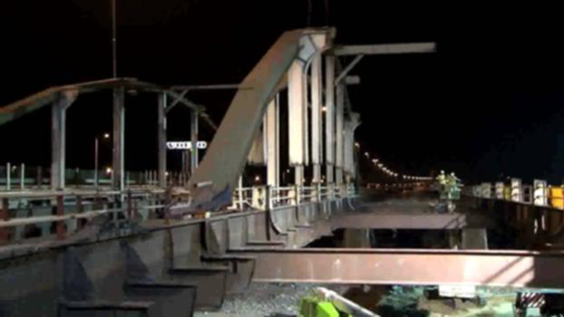 Sloopwerkzaamheden De brug over het spoor te Beesd:BEESD - Vlasman Sloopwerken heeft in het weekend van week 33 op 34 het grootste deel van de A2-brug over het spoor bij Beesd gesloopt. De sloop van de brug bij Beesd is het gevolg van de verbreding van de A2. Daarvoor is het noodzakelijk om de brug te vervangen door een breder exemplaar. Vlasman heeft de opdracht gekregen om de oude brug te slopen, waarna op dezelfde plek door Heijmans een nieuwe brug gebouwd zal worden. Het verkeer op A2 in zuidelijke richting zal in de toekomst deze nieuwe brug gaan gebruiken.
