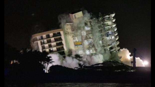 Watch as the remaining portion of the Champlain Towers is demolished:At 10:30 p.m. on Sunday, July 4, the remaining portion of the partially collapsed Champlain Towers South Condo was demolished via controlled implosion in Surfside.
Video by: Pedro Portal / Miami Herald
Read more: https://tinyurl.com/2hyp3mj6
More from The Miami Herald:
Subscribe: https://bit.ly/2HJ3WDt
Twitter: https://twitter.com/MiamiHerald
Facebook: https://www.facebook.com/miamiherald/
Website: https://www.miamiherald.com/
Digital news subscription: http://bit.ly/2Ug7uD6