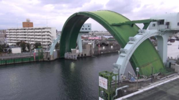 “水都大阪”独特の「アーチ型水門」が姿を消す...台風や高潮から大阪守ってきたのになぜ？（2020年2月5日） : 海と川と共に発展し水の都といわれる大阪。一方で避けられない台風などの際の高潮から長年、大阪の街を守ってきたのが「水門」です。特に川幅の広いところには「アーチ型水門」が設置されています。大阪にしかない名物水門ですが、間もなく姿を消そうとしています。
（2020年2月5日放送　MBSテレビ「Newsミント！」内『知っておきたい！異変ファイル』より）
▼最新ニュースや特集を毎日配信　チャンネル登録お願いします！
https://www.youtube.com/c/MBSnewsCH?sub_confirmation=1
MBSニュース　毎日放送　アーチ型水門　ローラーゲート式水門　大阪の三大水門