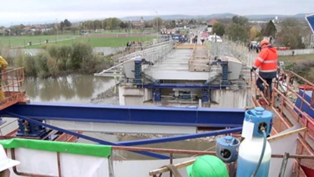Lançage du Pont Rapilly:Une opération techniquement très spectaculaire : le "lançage" du bow-string (structure à 2 arcs métalliques) du Pont de Rapilly au dessus de la Moselle. 
Reportage diffusé sur Mirabelle TV le 21 novembre 2013.
